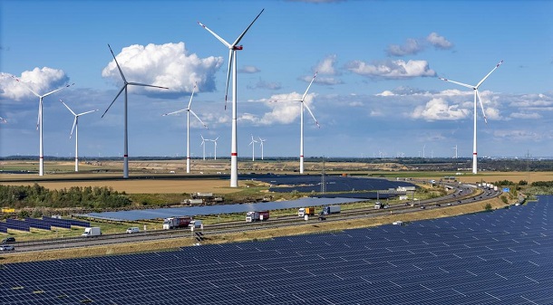 توربینهای بادی کارآمد میتوانند در ترکیب با انرژی خورشیدی، باتریها و دیگر منابع تجدیدپذیر، در آینده تمام نیاز انرژی جهان را تأمین کنند. توربینهای بادی کارآمد میتوانند در ترکیب با انرژی خورشیدی، باتریها و دیگر منابع تجدیدپذیر، در آینده تمام نیاز انرژی جهان را تأمین کنند.