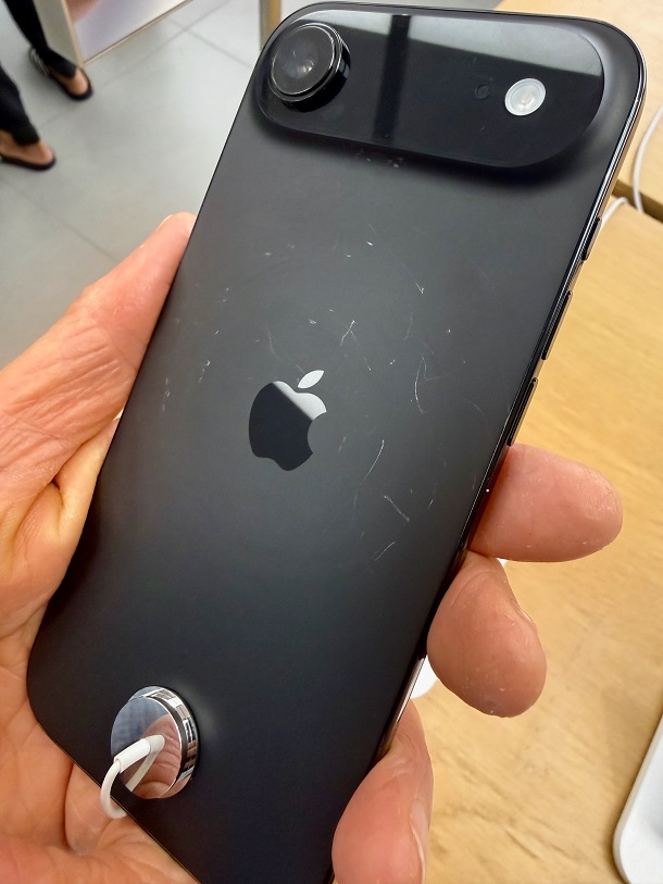 Scratches on iPhone 17
