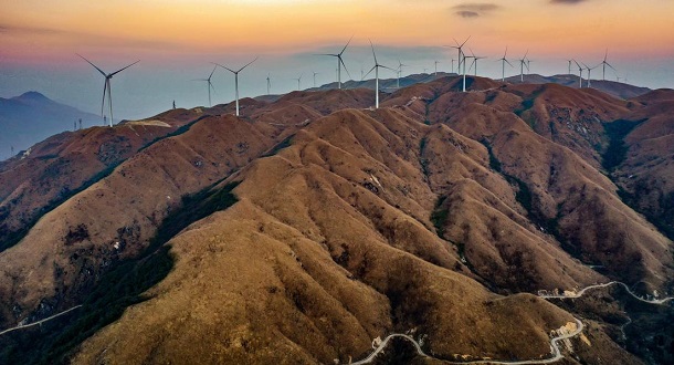 توربینهای بادی کارآمد میتوانند در ترکیب با انرژی خورشیدی، باتریها و دیگر منابع تجدیدپذیر، در آینده تمام نیاز انرژی جهان را تأمین کنند. توربینهای بادی کارآمد میتوانند در ترکیب با انرژی خورشیدی، باتریها و دیگر منابع تجدیدپذیر، در آینده تمام نیاز انرژی جهان را تأمین کنند.